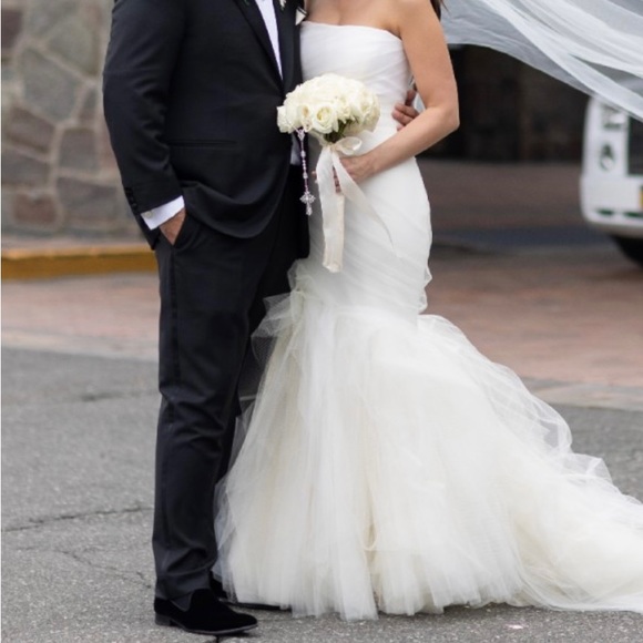 Vera Wang “Pavlova” wedding gown! - Picture 7 of 8